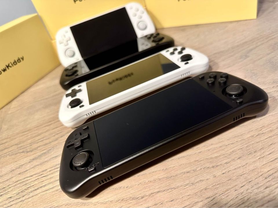 Handheld Retro Gaming Console (29,000+ games)