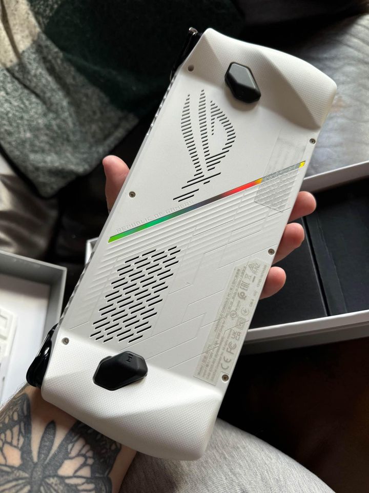 ASUS ROG Ally RC71L-ALLY.Z1X_512 White LaptopRyzen Z1 Extreme16GB512GB PCIe SSD7 IPS Touch Full HD (1920x1080)AMD RadeonWindows 11 Home