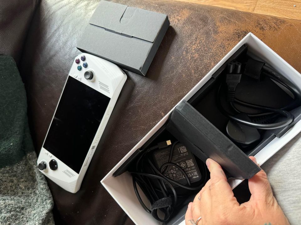 ASUS ROG Ally RC71L-ALLY.Z1X_512 White LaptopRyzen Z1 Extreme16GB512GB PCIe SSD7 IPS Touch Full HD (1920x1080)AMD RadeonWindows 11 Home