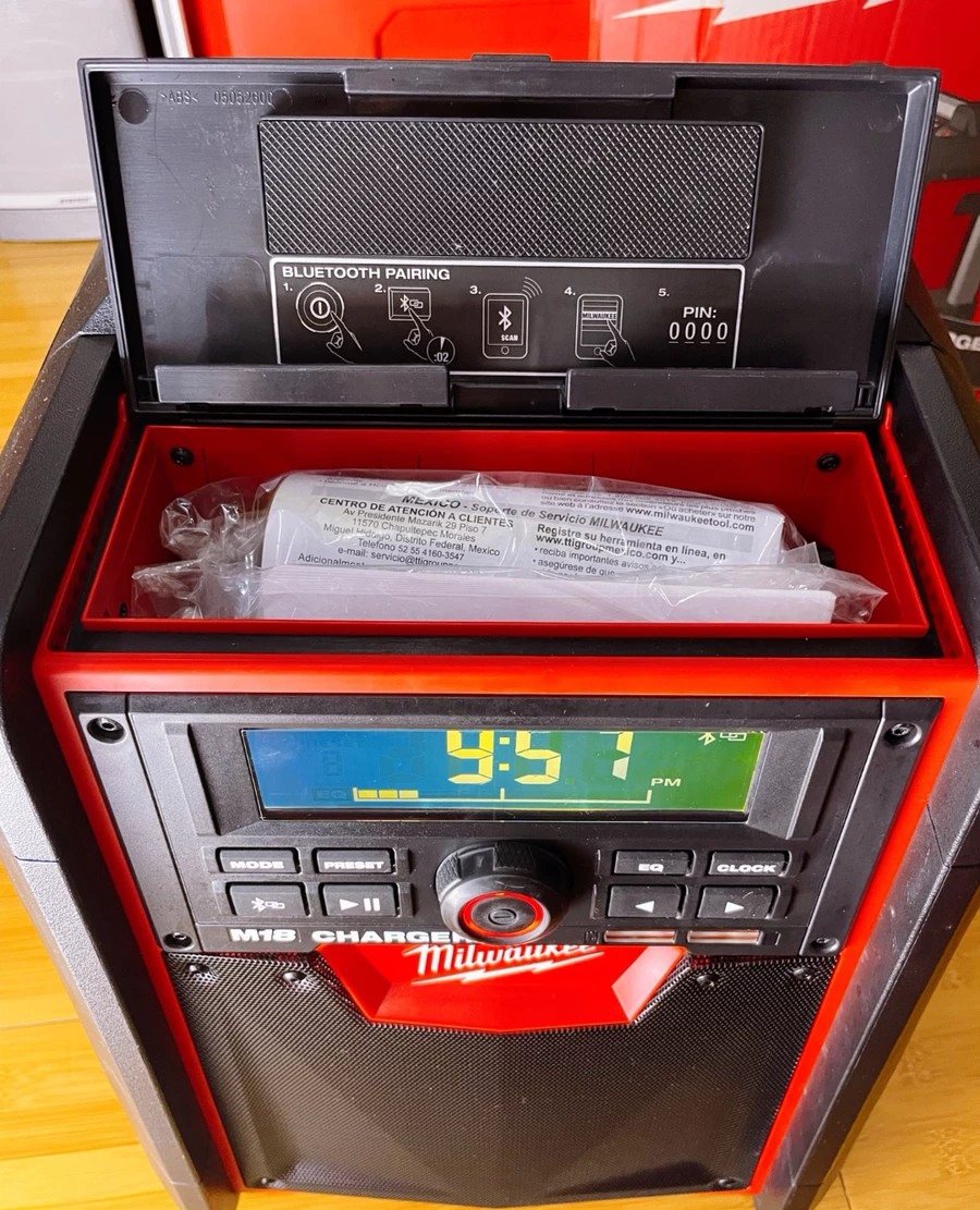 · Milwaukee 2792-20 M18 work site radio and battery charger with Bluetooth