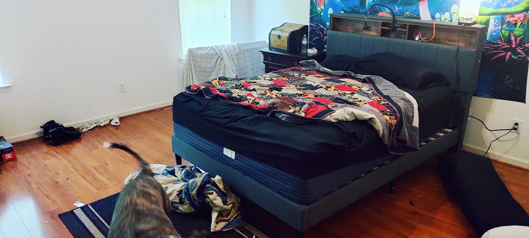 【Furniture】Queen Bed Frame with USB Ports and Outlets, Upholstered Platform Bed with Storage Headboard